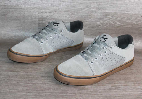 Sneaker en Daim Gris és – Taille 42 – Occasion très bon état - julfripes