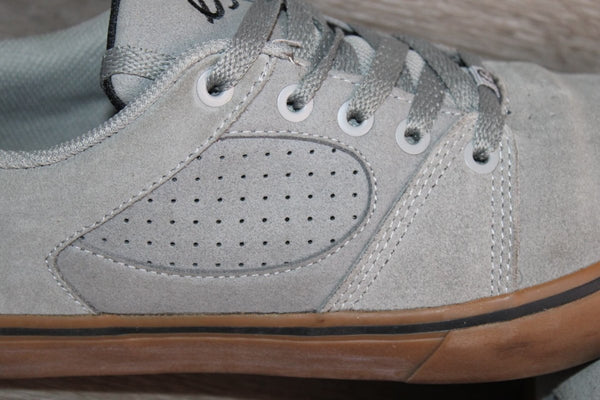 Sneaker en Daim Gris és – Taille 42 – Occasion très bon état - julfripes